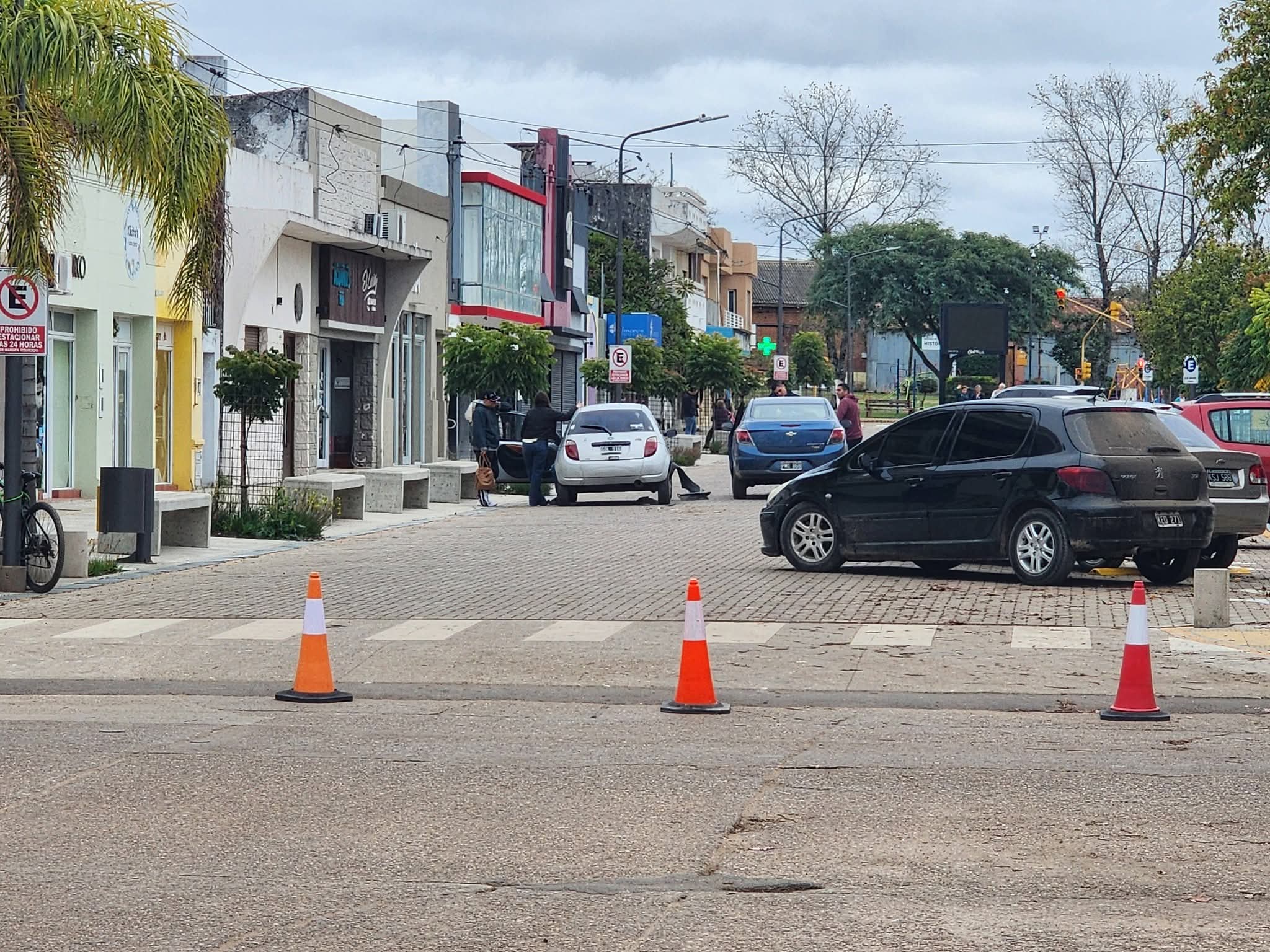Choque en la semipeatonal: una maniobra en el estacionamiento a 45 grados interrumpió el tránsito
