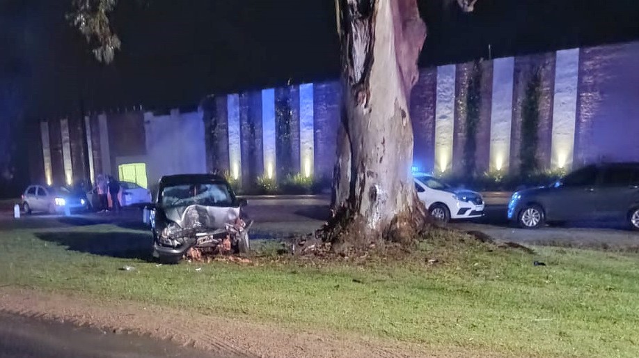 Joven de Urdinarrain resultó herido tras chocar contra un árbol